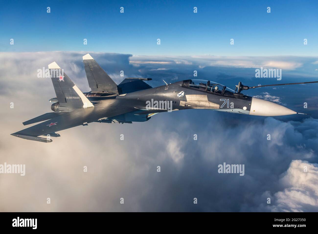 Su-30SM jet fighter della Marina russa durante il rifornimento aereo. Foto Stock