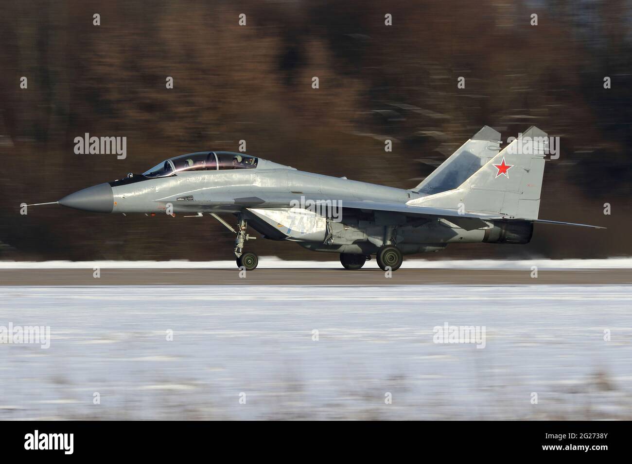 MIG-35 combattente a reazione dell'aeronautica russa che tassa dopo l'atterraggio. Foto Stock