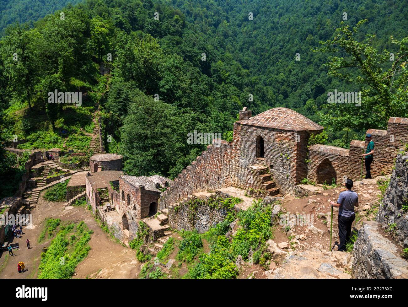 Il Castello di Rudkhan è un castello medievale in mattoni e pietra vicino alla città di Fuman, nella provincia di Gilan in Iran. Foto Stock