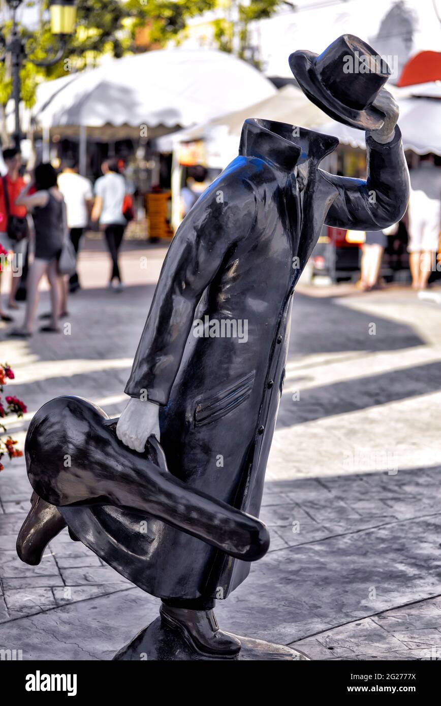 Statua dell'uomo senza testa che alza il cappello. L'uomo invisibile Foto  stock - Alamy