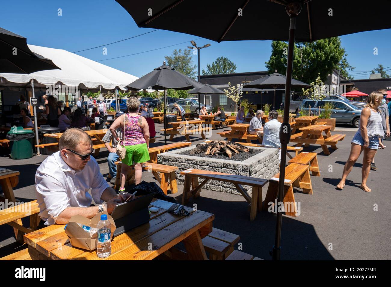 Cena all'aperto a pranzo presso il Corner 14 Foodcarts Spirits and Brew di Oregon City, Oregon, giovedì 4 giugno 2021. Foto Stock