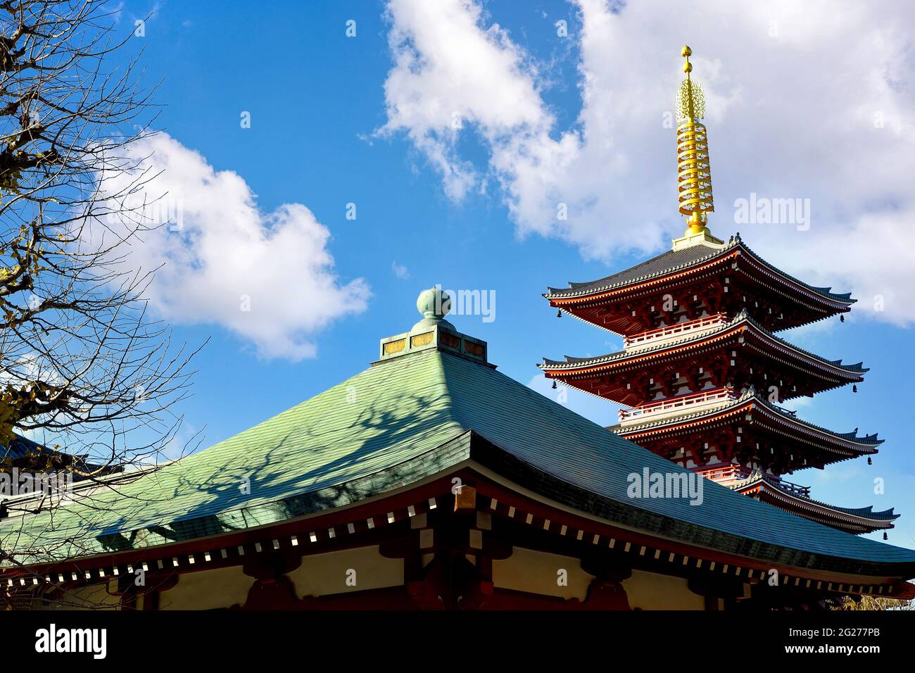 La Pagoda Rossa del Tempio di Sensoji, o Tempio di Asakusa, è un tempio buddista di Asakusa, Taito Ward, Tokyo. È una delle più antiche e importanti Foto Stock