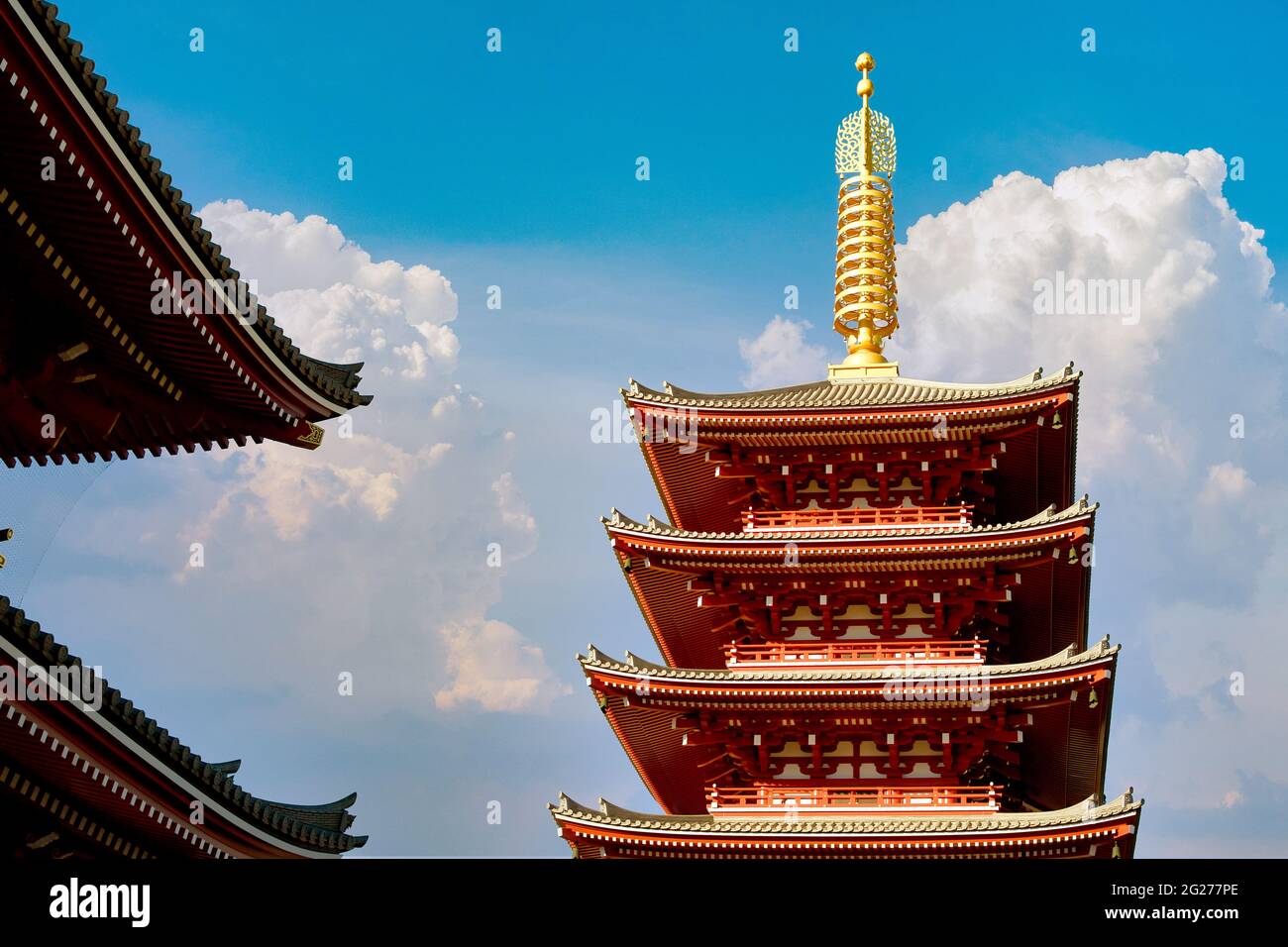 La Pagoda Rossa del Tempio di Sensoji, o Tempio di Asakusa, è un tempio buddista di Asakusa, Taito Ward, Tokyo. È una delle più antiche e importanti Foto Stock