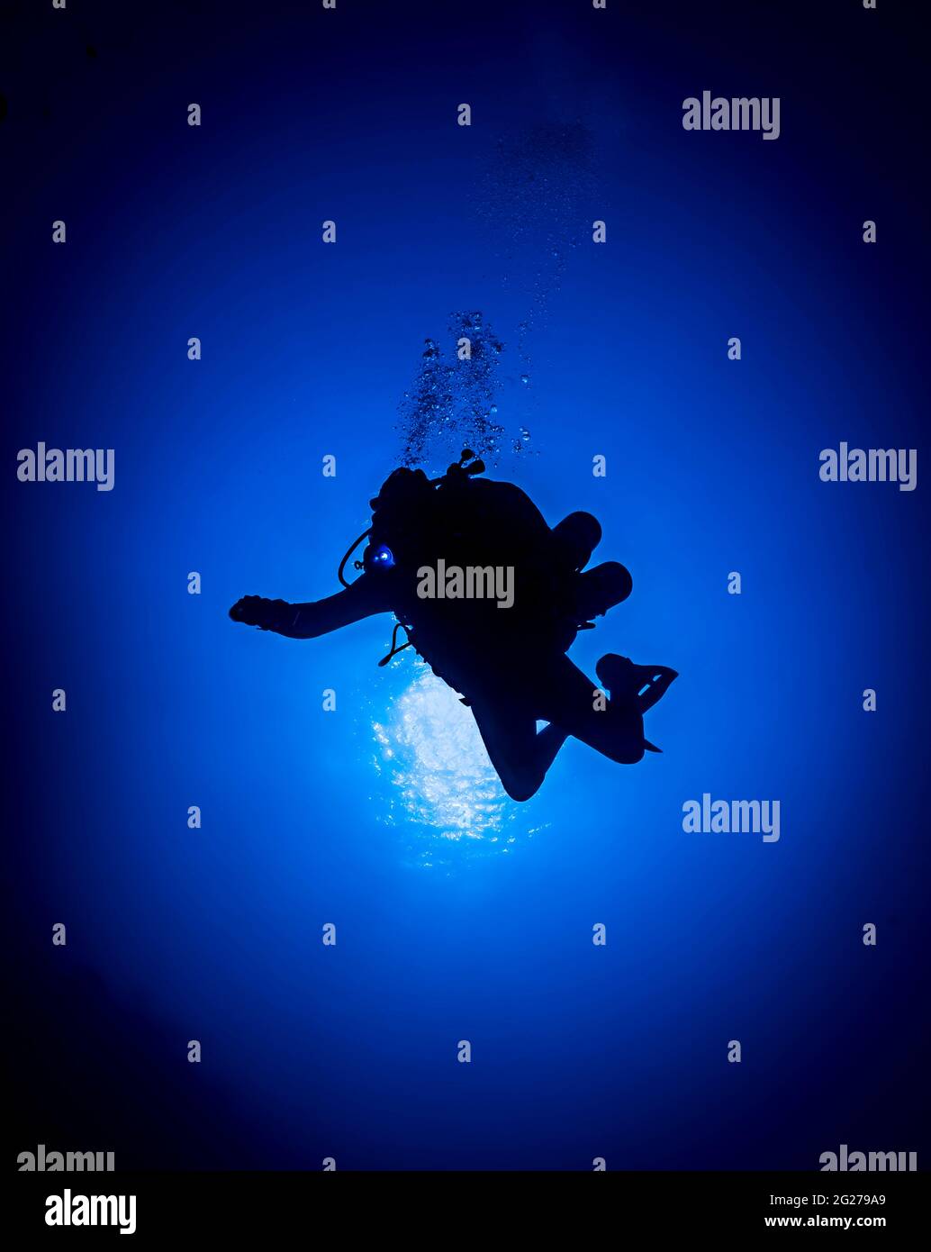 Una silhouette di un subacqueo tecnico che scende a profondità a Bonaire. Foto Stock