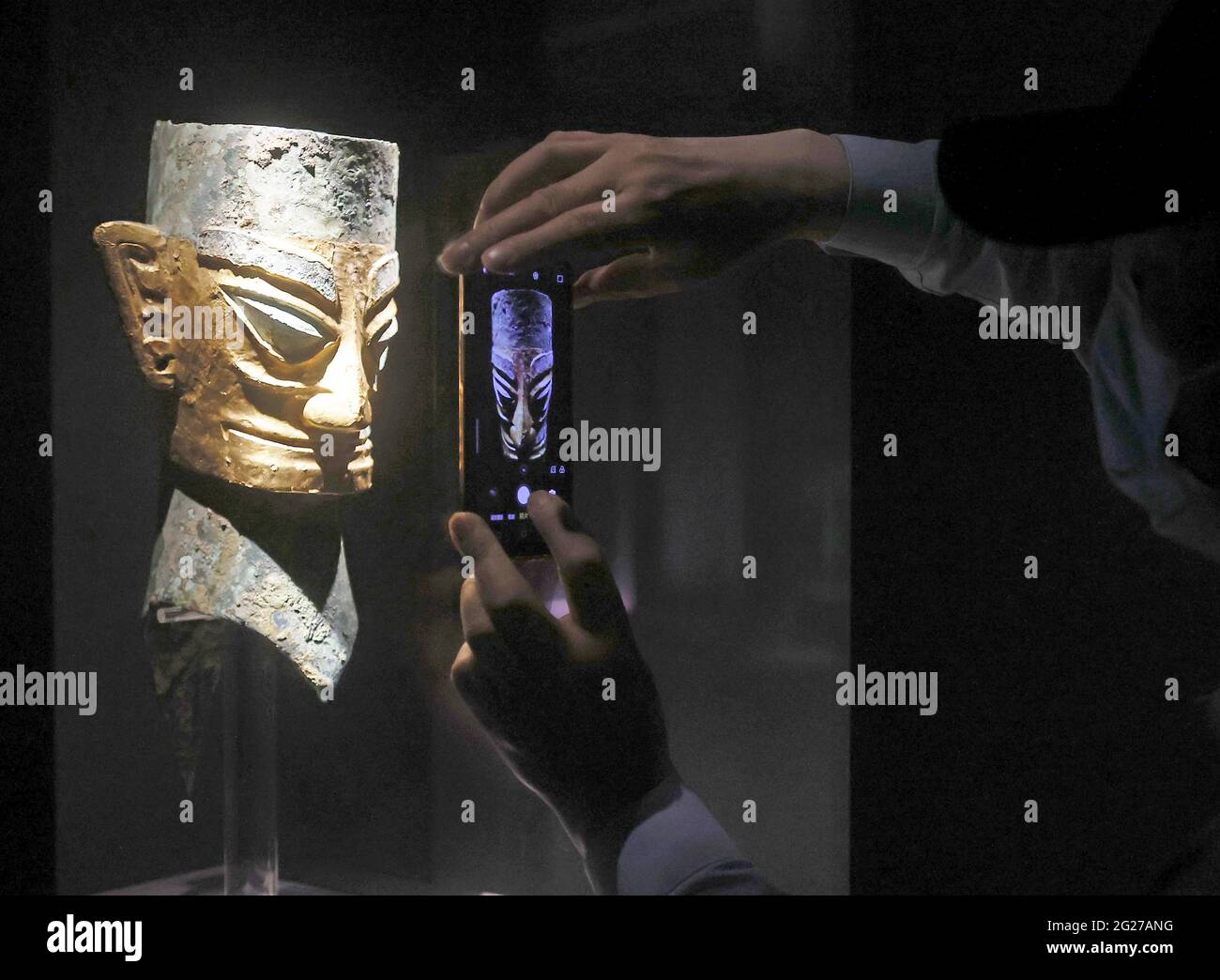 Shanghai, Cina. 8 giugno 2021. La mostra di reliquie rinvenute a Sanxingdui si tiene a Shanghai, in Cina, l'8 giugno 2021.(Photo by TPG/cnsphotos) Credit: TopPhoto/Alamy Live News Foto Stock