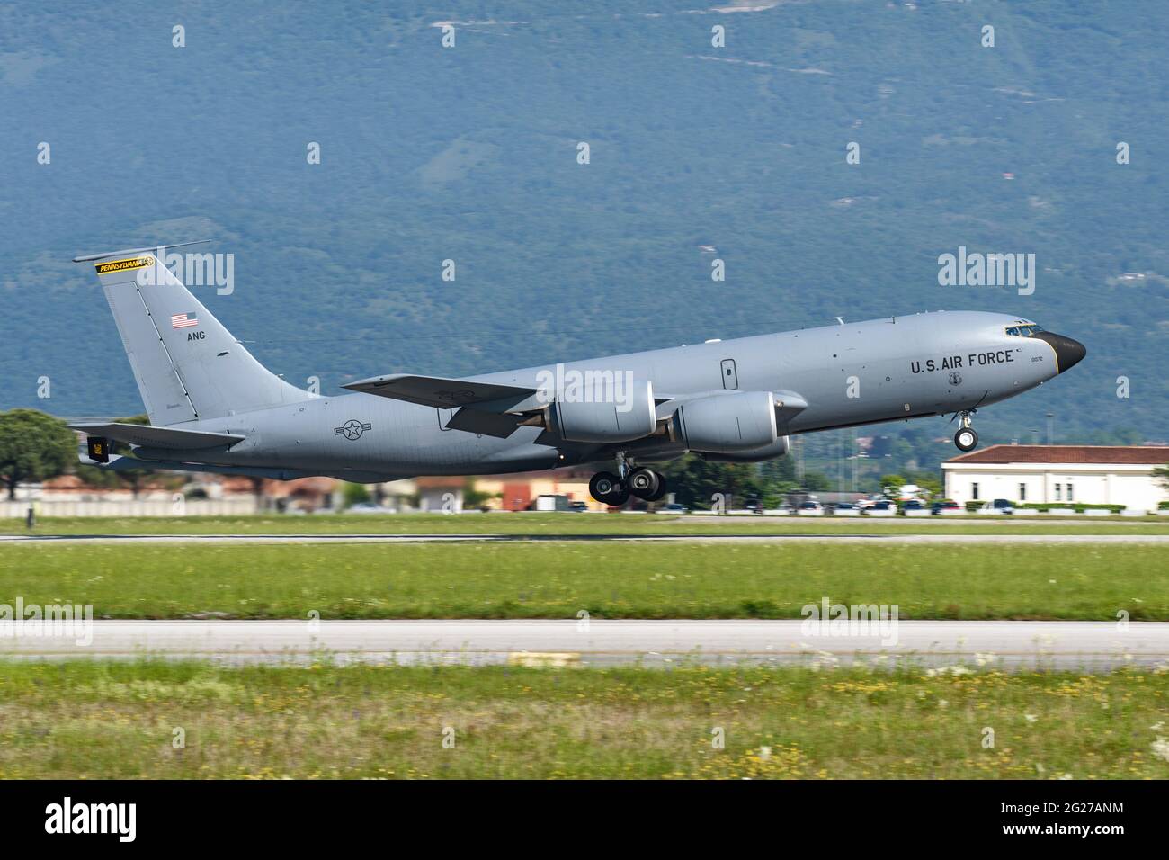 Pennsylvania Air National Guard KC-135R Stratotanker decollo ad Aviano, Italia. Foto Stock