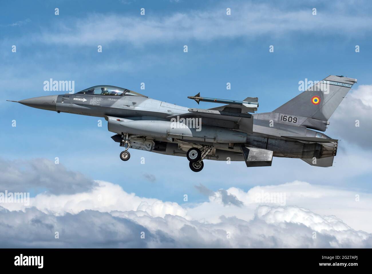 Romanian Air Force F-16AM Fighting Falcon volare sulla Romania. Foto Stock