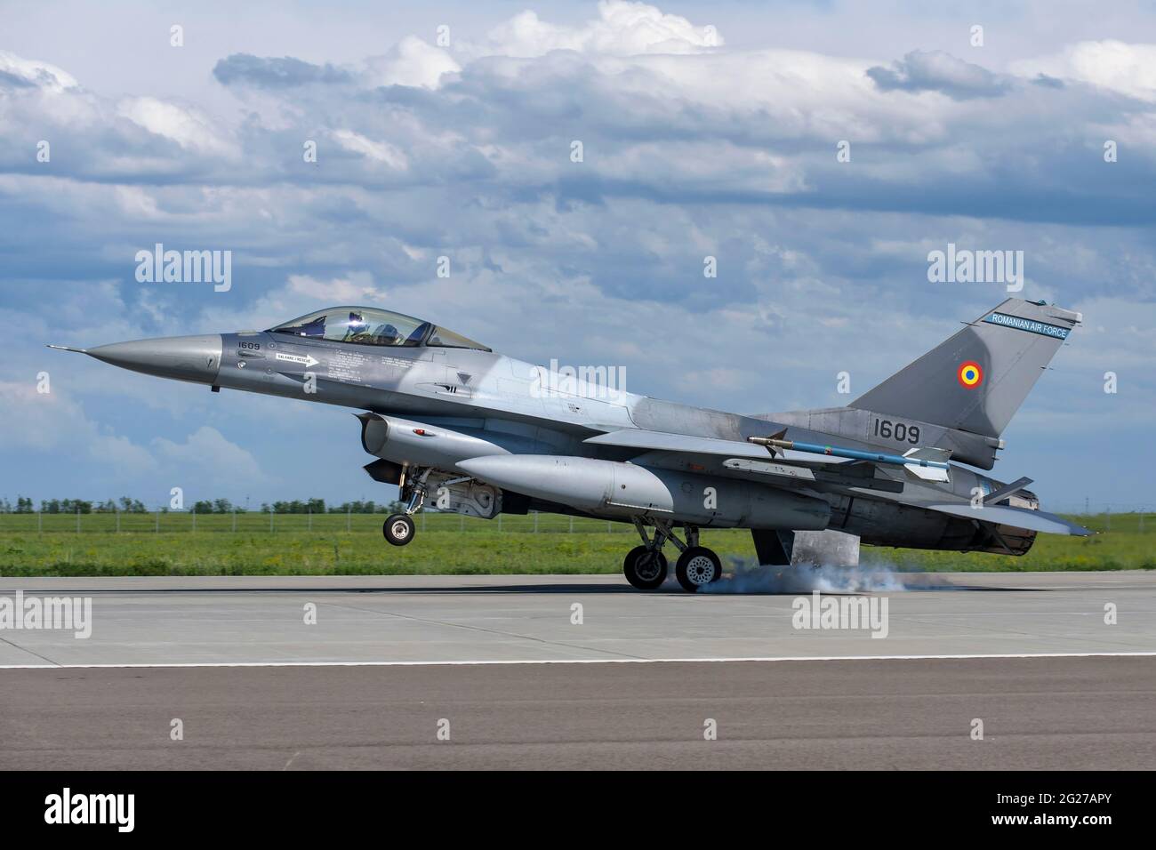 Air Force rumena F-16AM Fighting Falcon atterra sulla pista. Foto Stock