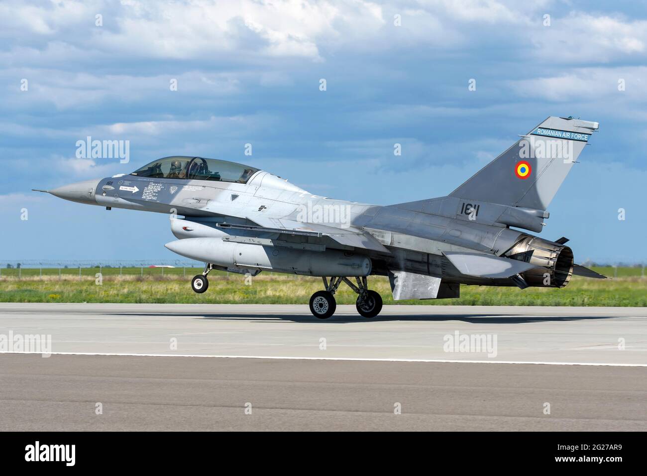 Air Force rumena F-16BM Fighting Falcon atterra alla 86a base aerea, Romania. Foto Stock