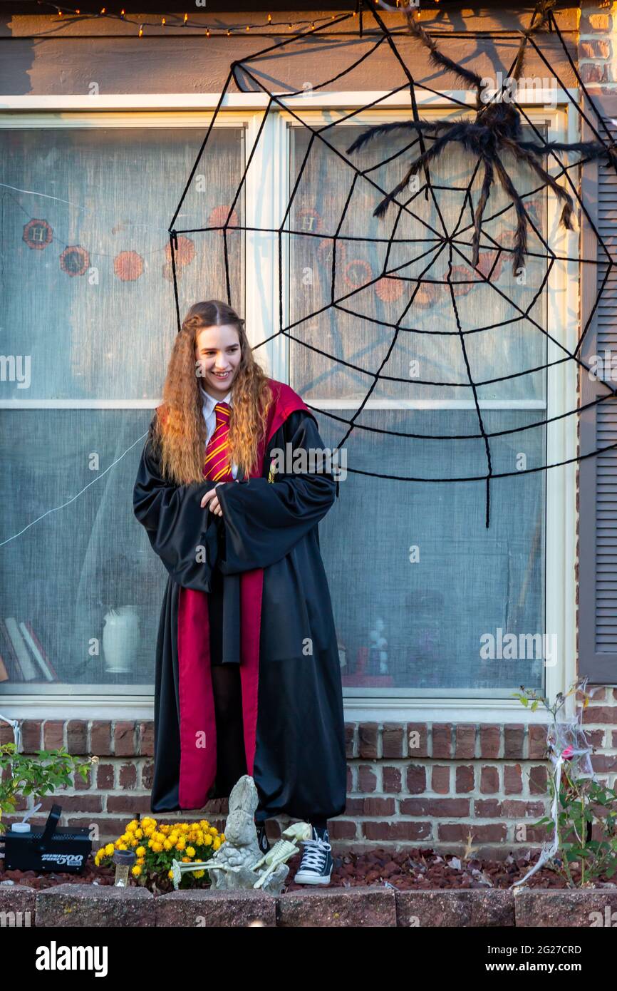 Una ragazza celebra Halloween vestito in un costume di Harry Potter Hogwarts  fuori della sua casa di Lawrence, Indiana Foto stock - Alamy