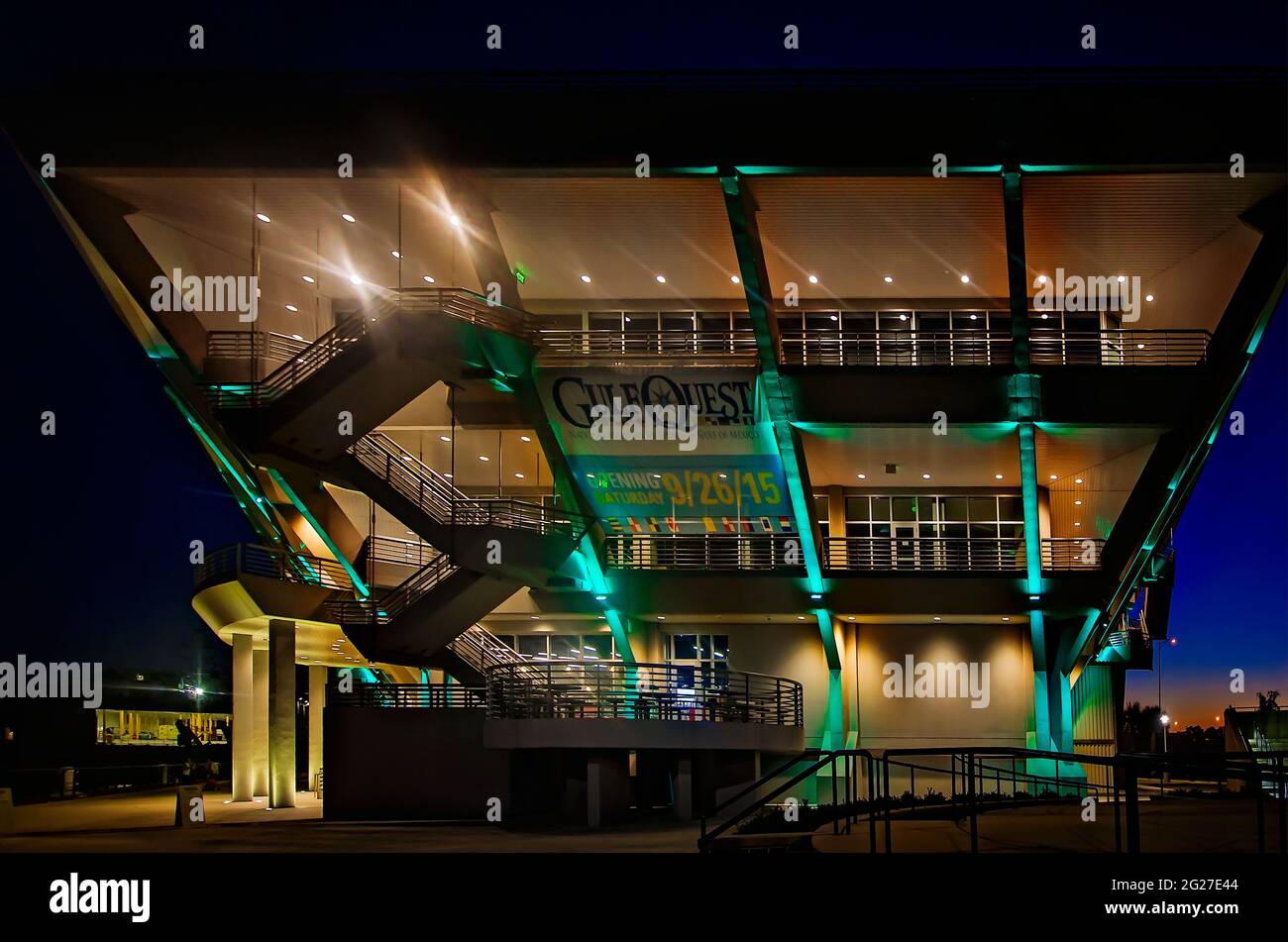 Il museo GulfQuest è raffigurato di notte, il 27 novembre 2015, a Mobile, Alabama. Il museo marittimo interattivo è stato inaugurato nel 2015 sul lungomare. Foto Stock