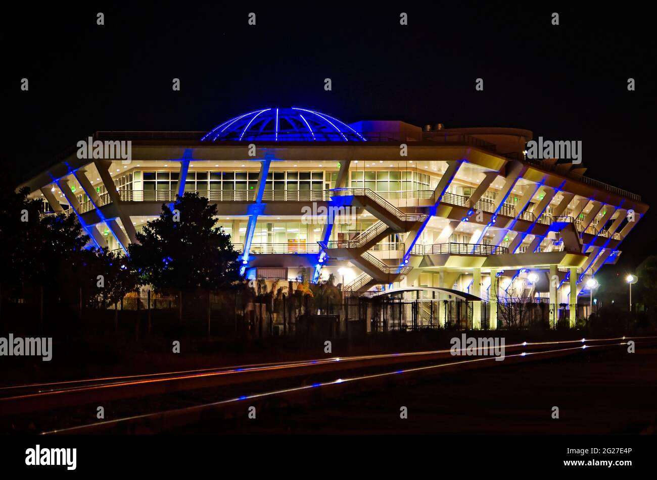 Il museo GulfQuest è raffigurato di notte, il 27 novembre 2015, a Mobile, Alabama. Il museo marittimo interattivo è stato inaugurato nel 2015 sul lungomare. Foto Stock