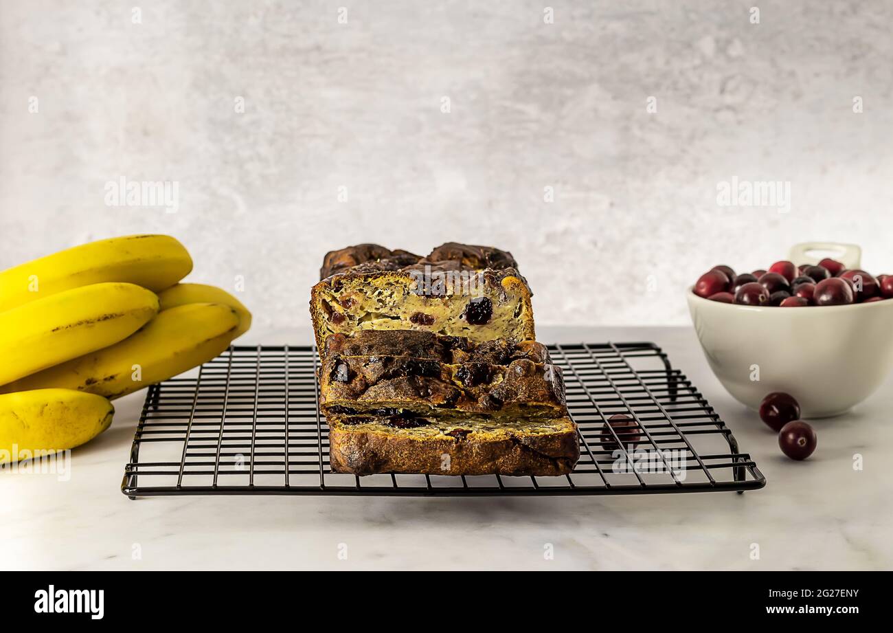 Cottura sana, pane di banana umido con mirtilli rossi. Dolci fatti in casa, senza zucchero artificiale, ricetta senza glutine. Spazio copia Foto Stock