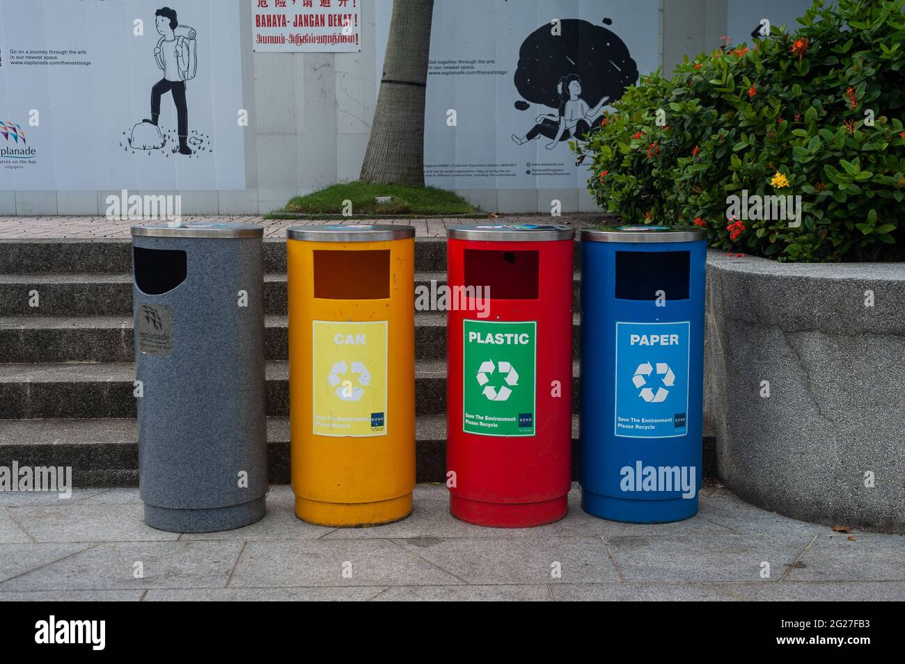 30.05.2021, Singapore, Repubblica di Singapore, Asia - contenitori colorati per la separazione dei rifiuti con segni per il riciclaggio di materiali riutilizzabili. Foto Stock