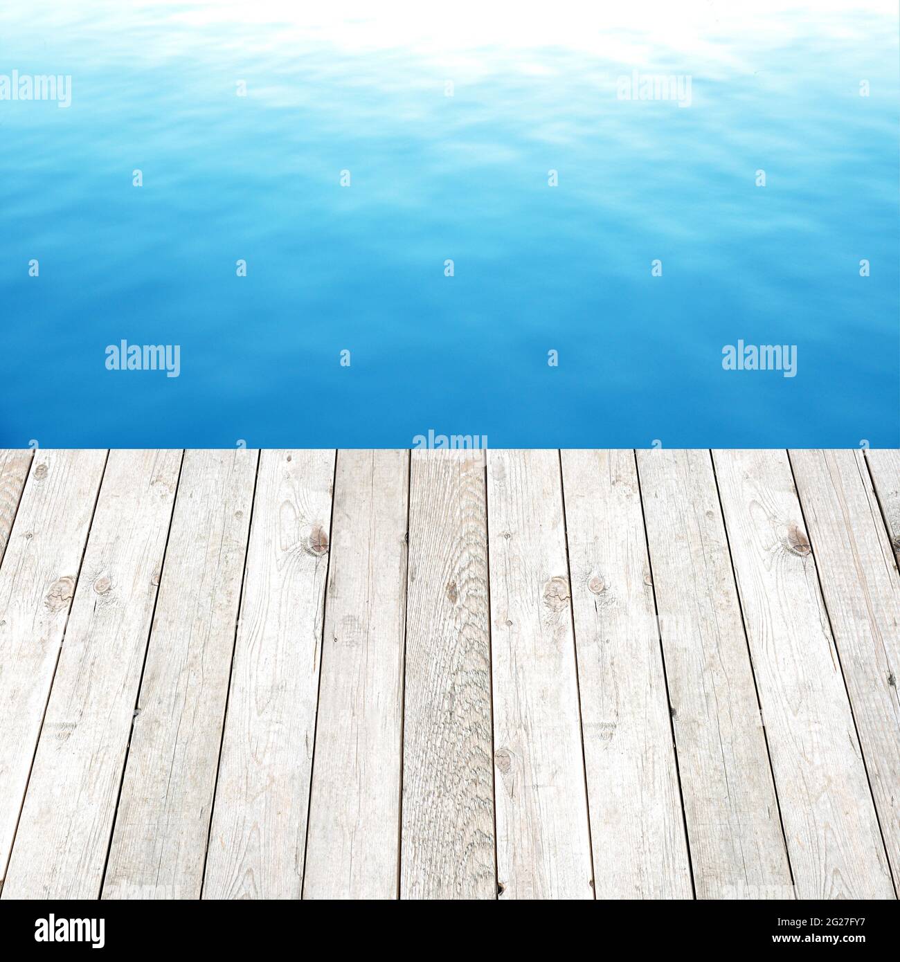 Tavola di legno su sfondo blu d'acqua Foto Stock