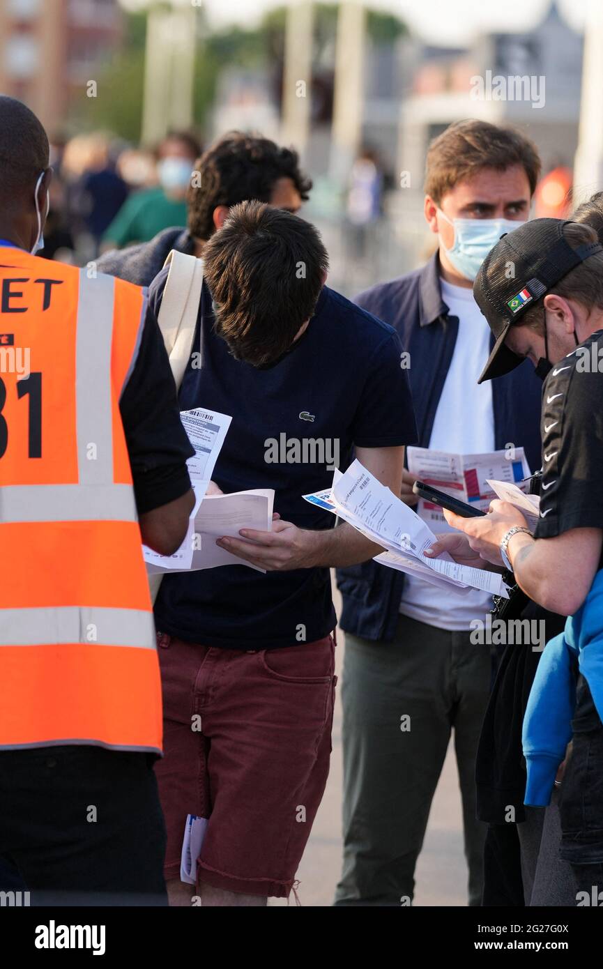 Saint Denis, Francia , 8 giugno 2021. Misure sanitarie in atto con il passaporto sanitario all'ingresso dello stadio in seguito al ritorno dei tifosi negli stand dopo lunghi mesi di porte chiuse durante la partita di preparazione Euro 2021 tra Francia e Bulgaria allo Stade de France, a Saint Denis, Francia l'8 giugno 2021. Foto di Julien Poupart/ABACAPRESS.COM Foto Stock