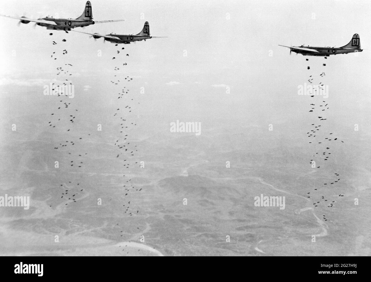 US Air Force B-29 Superfortress bombardieri piovono bombe su un bersaglio in Corea nel 1951. Foto Stock