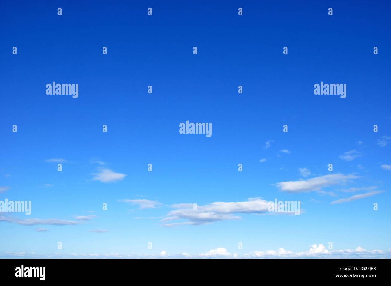 Cielo blu chiaro con alcune nuvole Foto Stock