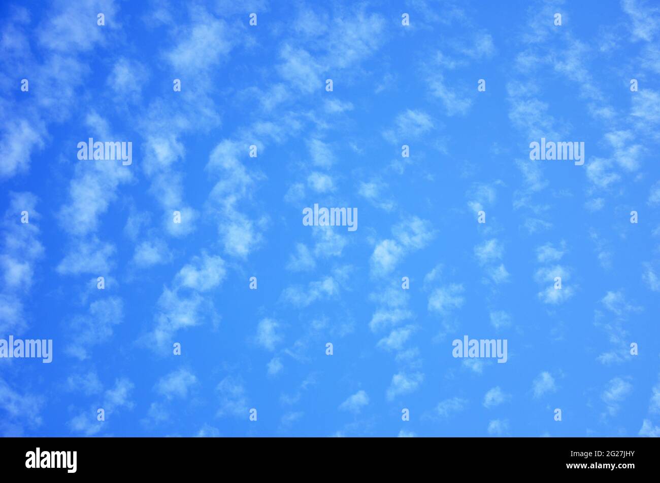 Cielo blu con nuvole chiare sparse Foto Stock