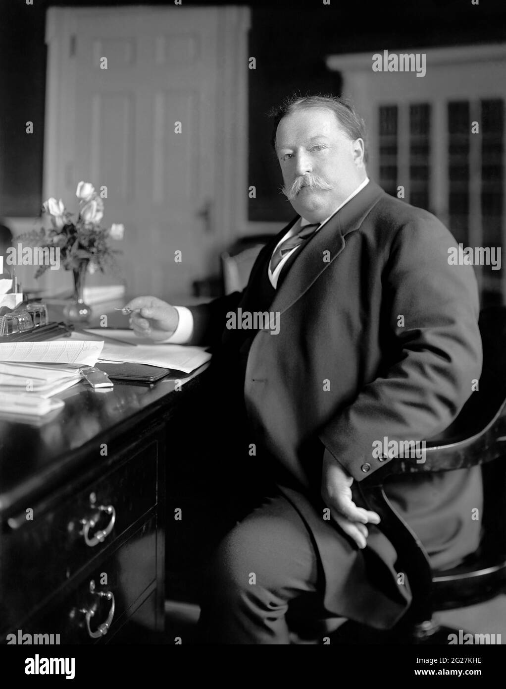 William Howard Taft, il 27° presidente degli Stati Uniti, sedeva alla sua scrivania, nel 1910. Foto Stock