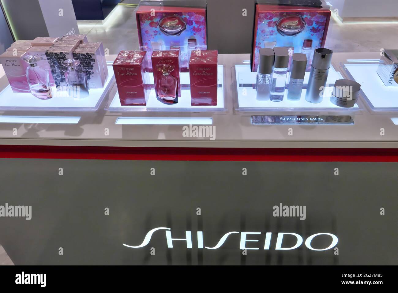 PROFUMI SHISEIDO ESPOSTI ALL'INTERNO DEL NEGOZIO DI MODA A MONETE Foto Stock