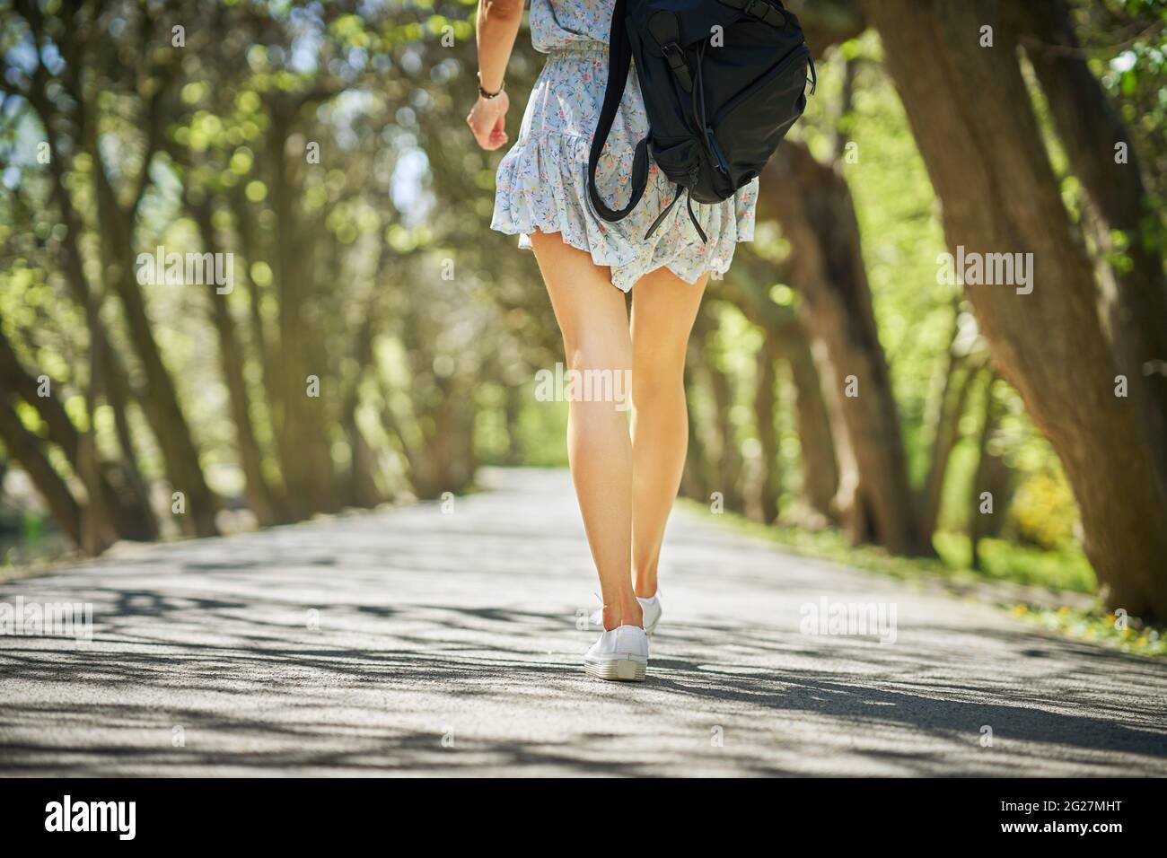 Una donna in un vestito blu Foto Stock