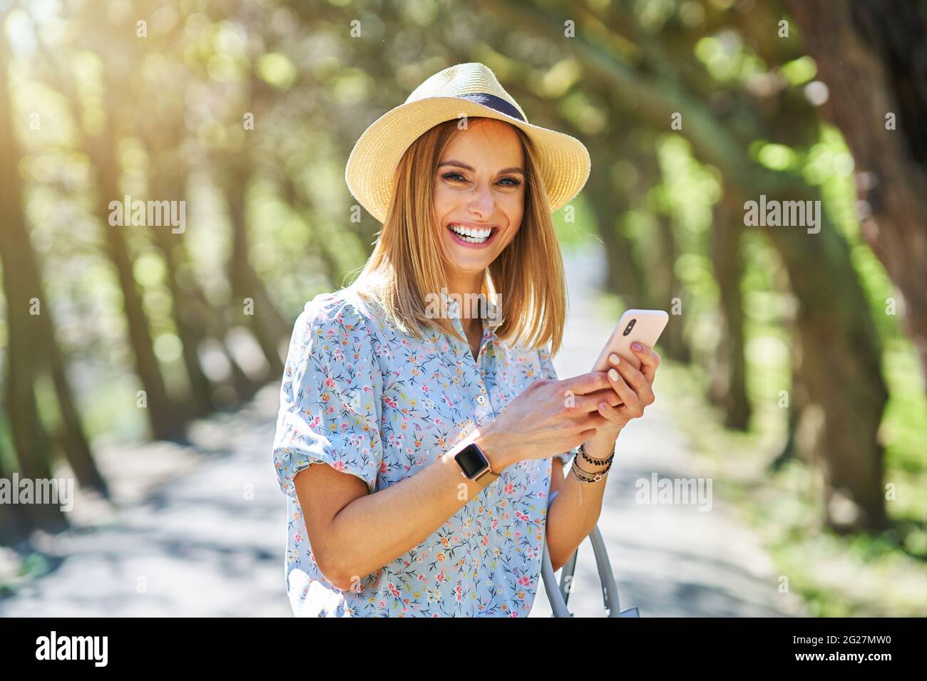 Una donna in un vestito blu Foto Stock