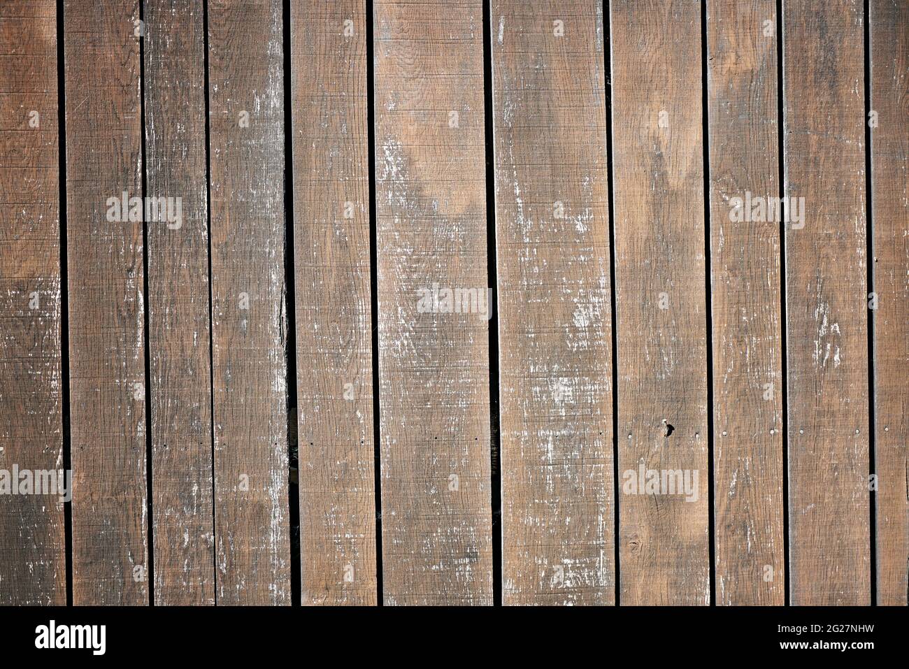 Parete marrone in legno intemperie realizzata con vecchie tavole di legno. Sfondo con la texture di legno marrone Foto Stock