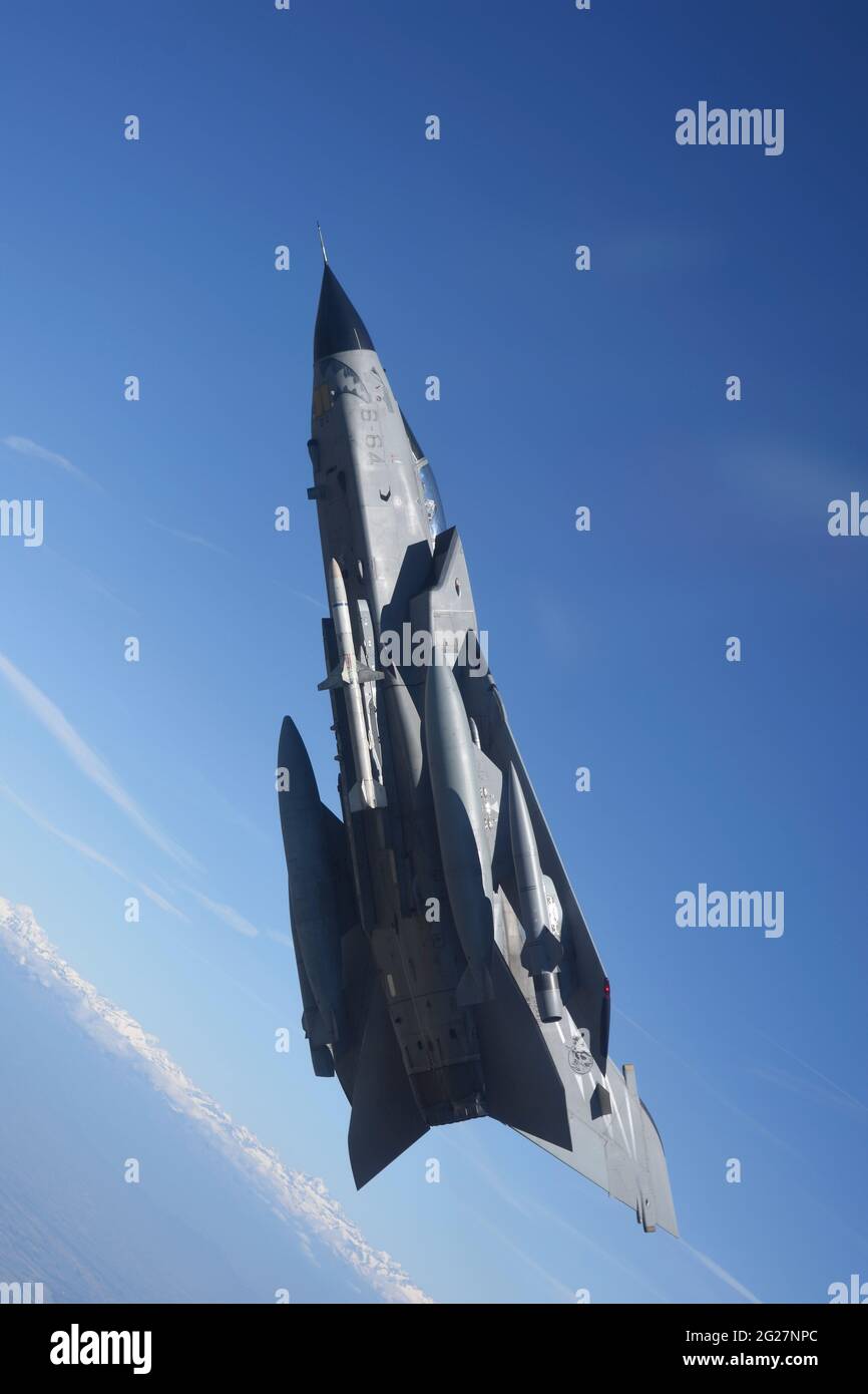 Air Force Italia Tornado ECR in volo con missili AARGM AGM-88E. Foto Stock