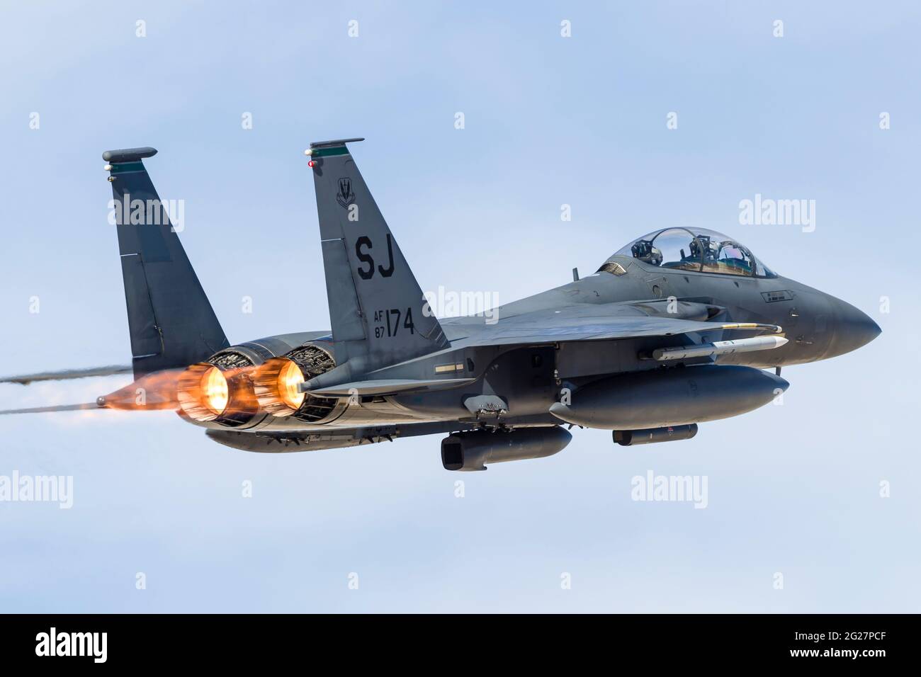 Una US Air Force F-15E Strike Eagle sale dalla base dell'aeronautica di Nellis, Nevada. Foto Stock