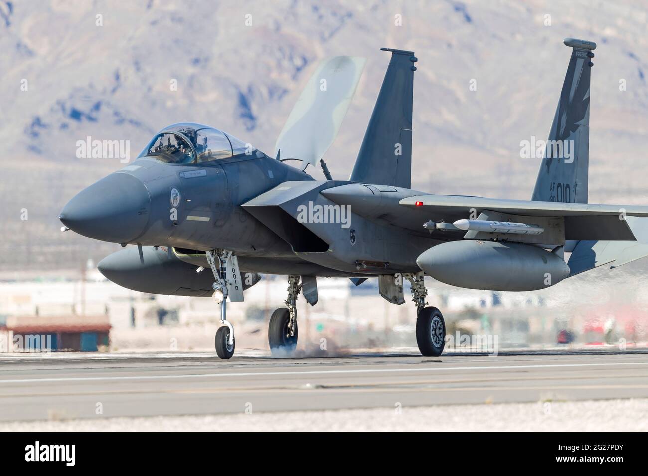 Una Guardia nazionale aerea della California F-15C Eagle tocca giù alla base dell'aeronautica di Nellis, Nevada. Foto Stock