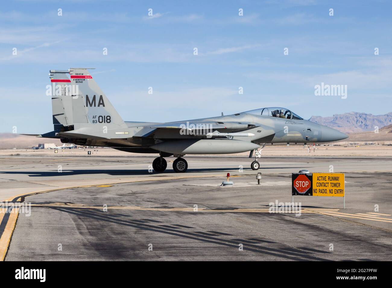 Una Guardia Nazionale aerea del Massachusetts F-15C Eagle taxi per la pista di decollo. Foto Stock