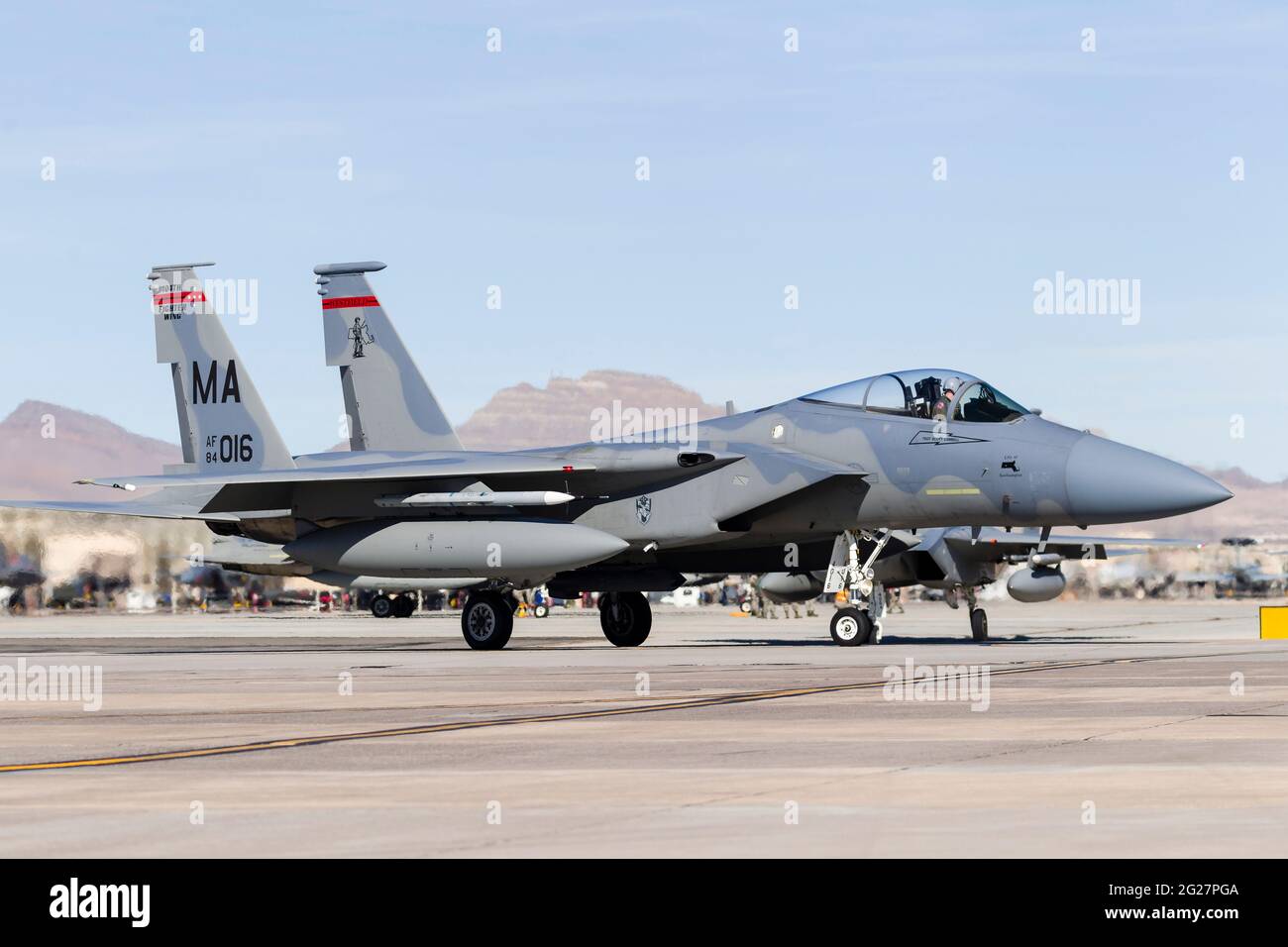 Una Guardia Nazionale aerea del Massachusetts F-15C Eagle taxi per la pista di decollo. Foto Stock