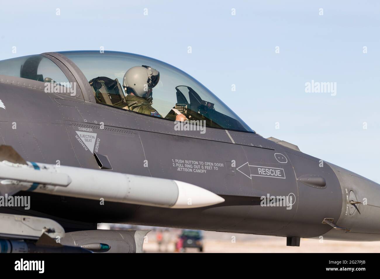 Un pilota US Air Force F-16C Fighting Falcon effettua gli input di dati finali prima del decollo. Foto Stock