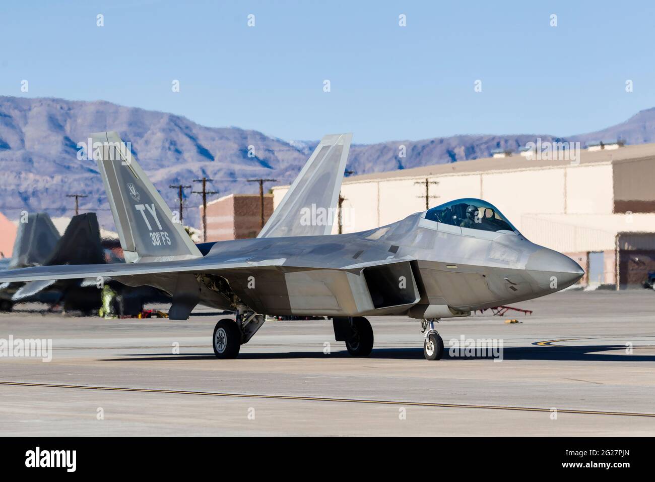 Un US Air Force F-22A Raptor è in taxi per la partenza. Foto Stock