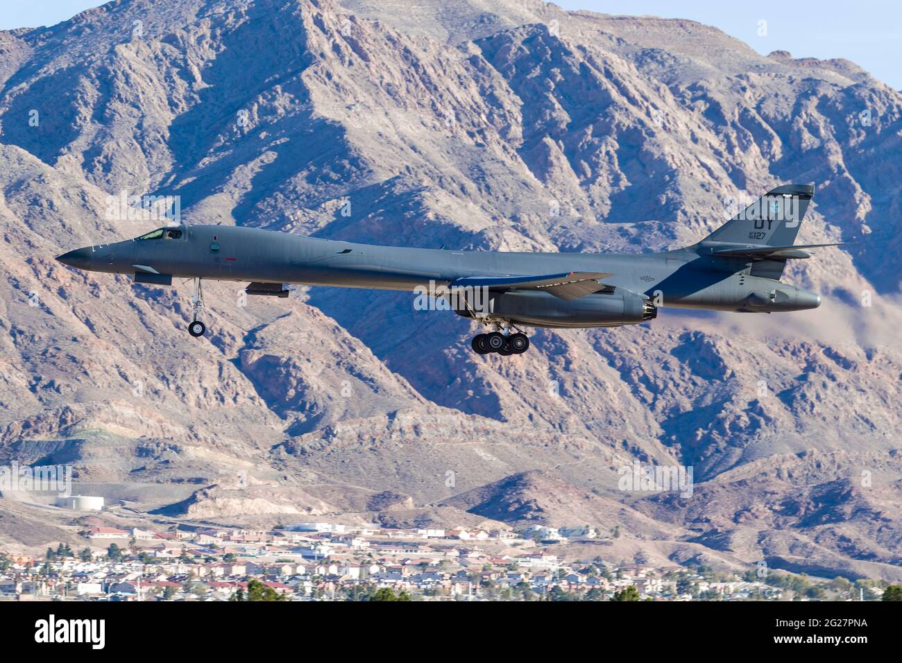 Un U.S. Air Force B-1B Lancer sull approccio finale alla Nellis Air Force Base in Nevada. Foto Stock