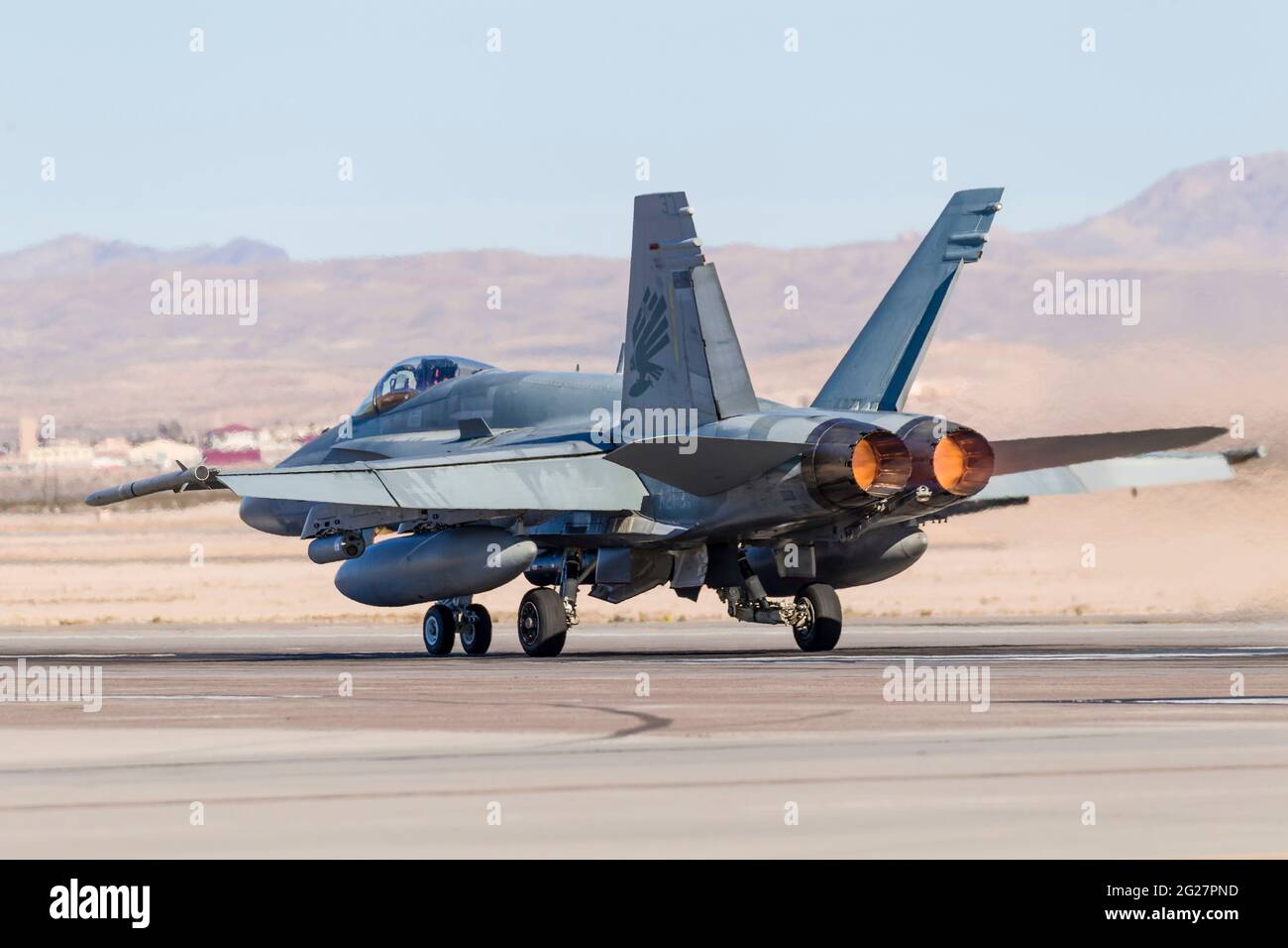 Un Royal Australian Air Force F/A-18A Hornet inizia il suo lancio. Foto Stock