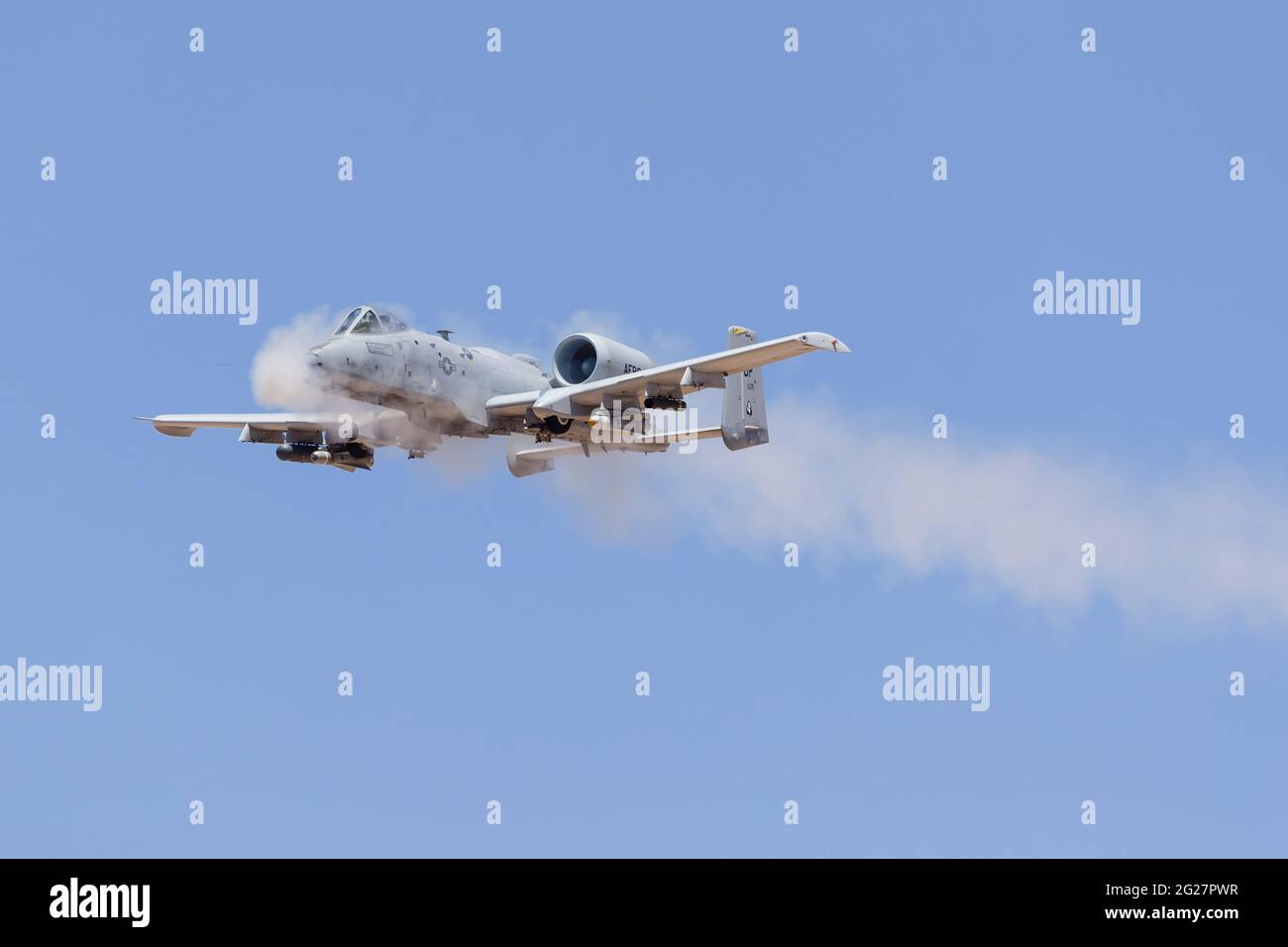 Una U.S. Air Force A-10 Thunderbolt II spara il suo cannone da 30 mm. Foto Stock