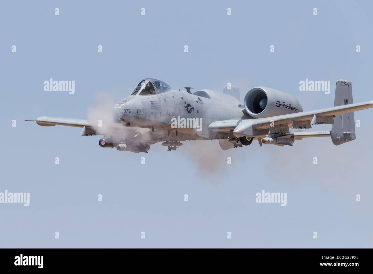 Una U.S. Air Force A-10 Thunderbolt II spara il suo cannone da 30 mm. Foto Stock