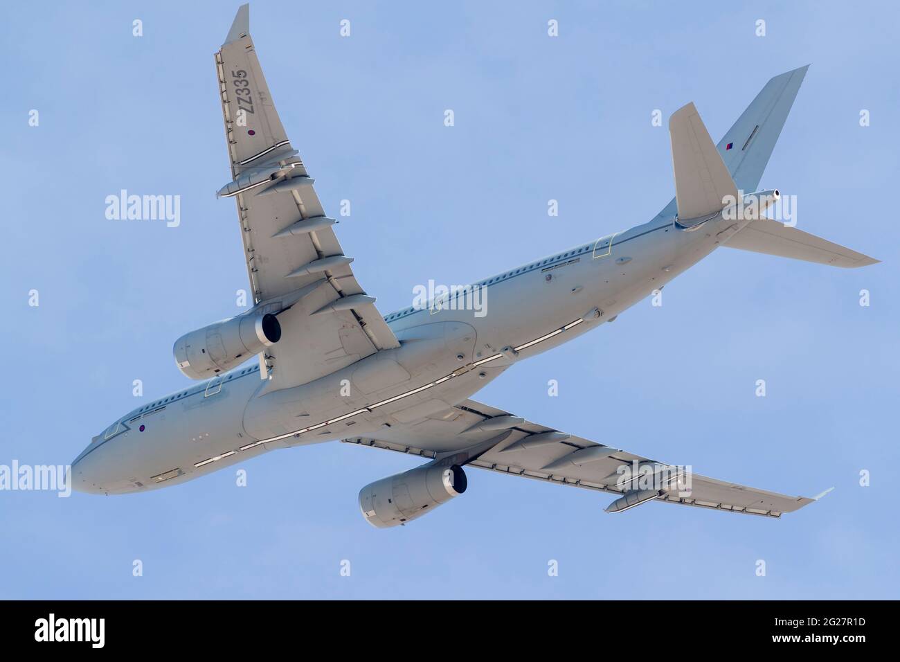 Vista ad angolo basso di un Royal Air Force Airbus Voyager decollo. Foto Stock