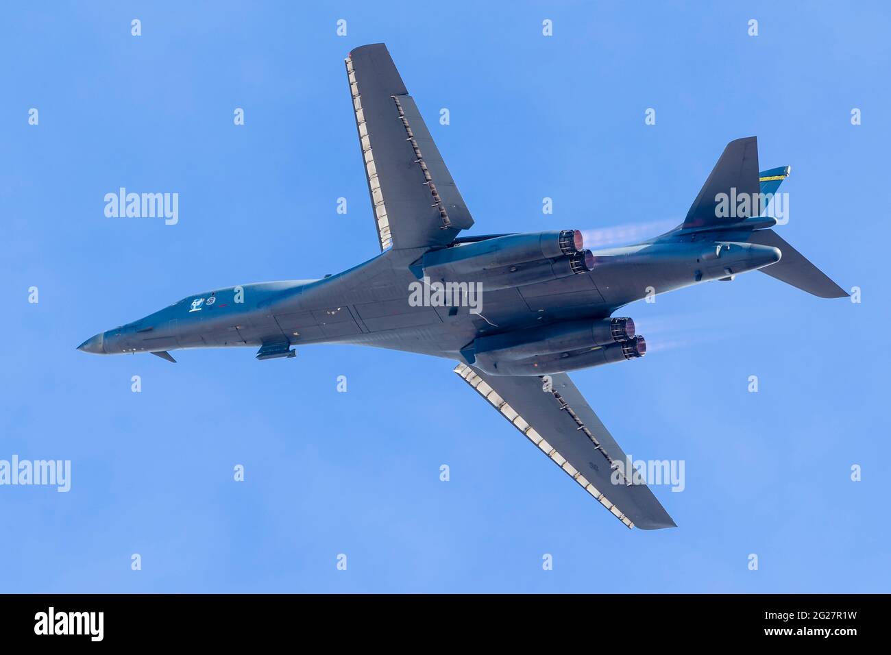 Un ballerino B-1B dell'aeronautica degli Stati Uniti in afterburner completo. Foto Stock