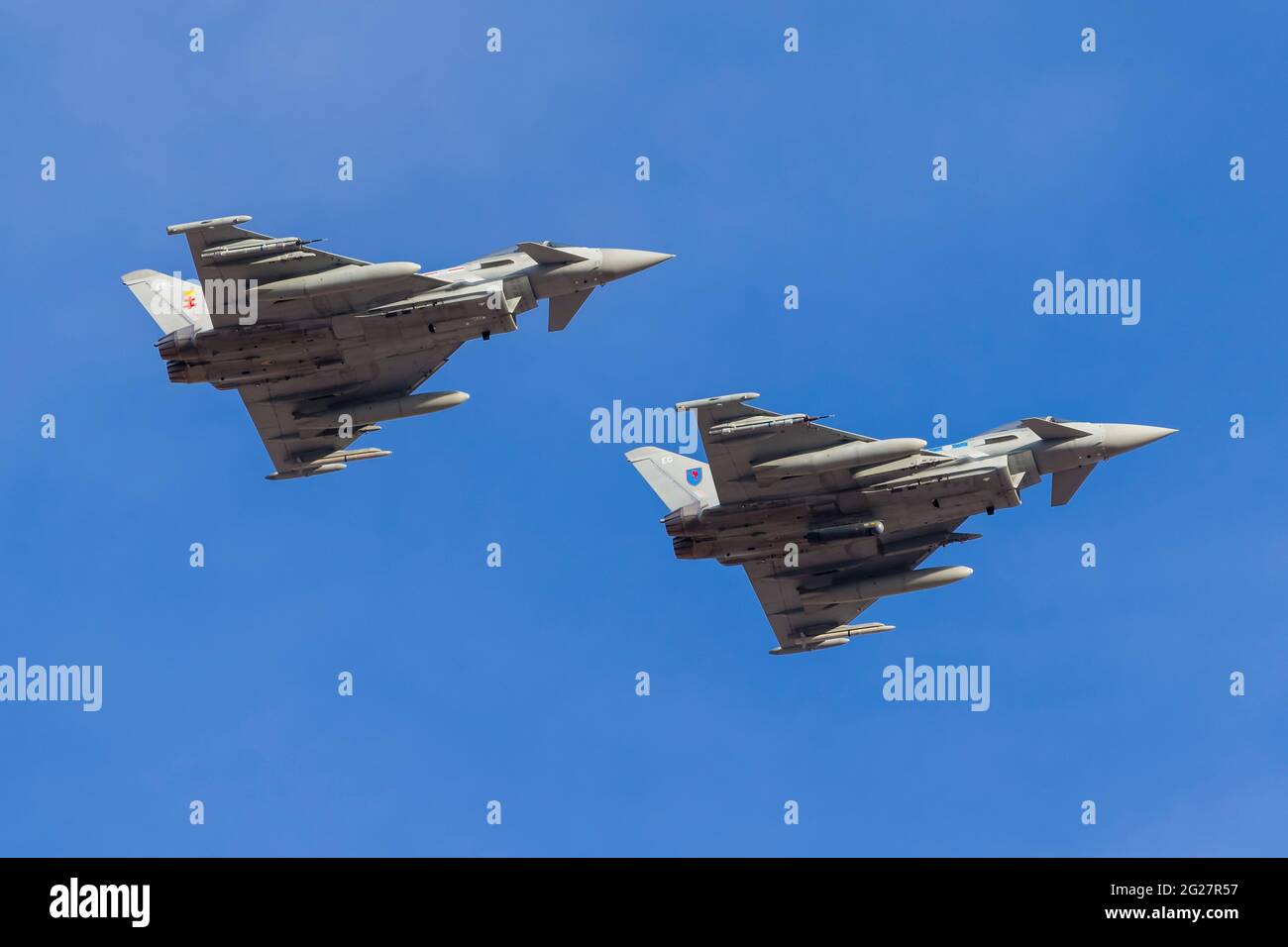 Due aerei della Royal Air Force Eurofighter Typhoon FGR4 corrono per rompersi per l'atterraggio. Foto Stock