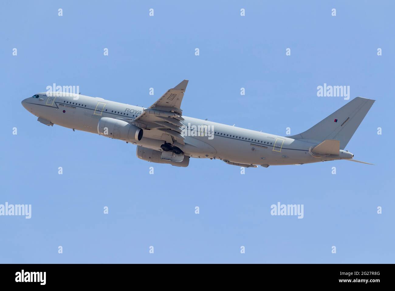 Una nave cisterna Royal Air Force Airbus Voyager mentre decolli. Foto Stock