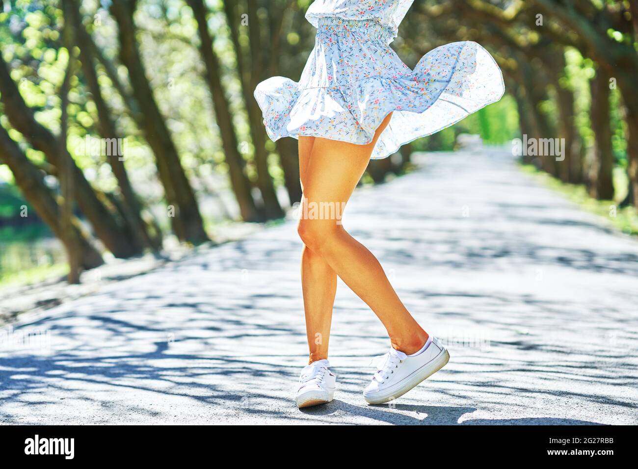 Una donna in un vestito blu Foto Stock