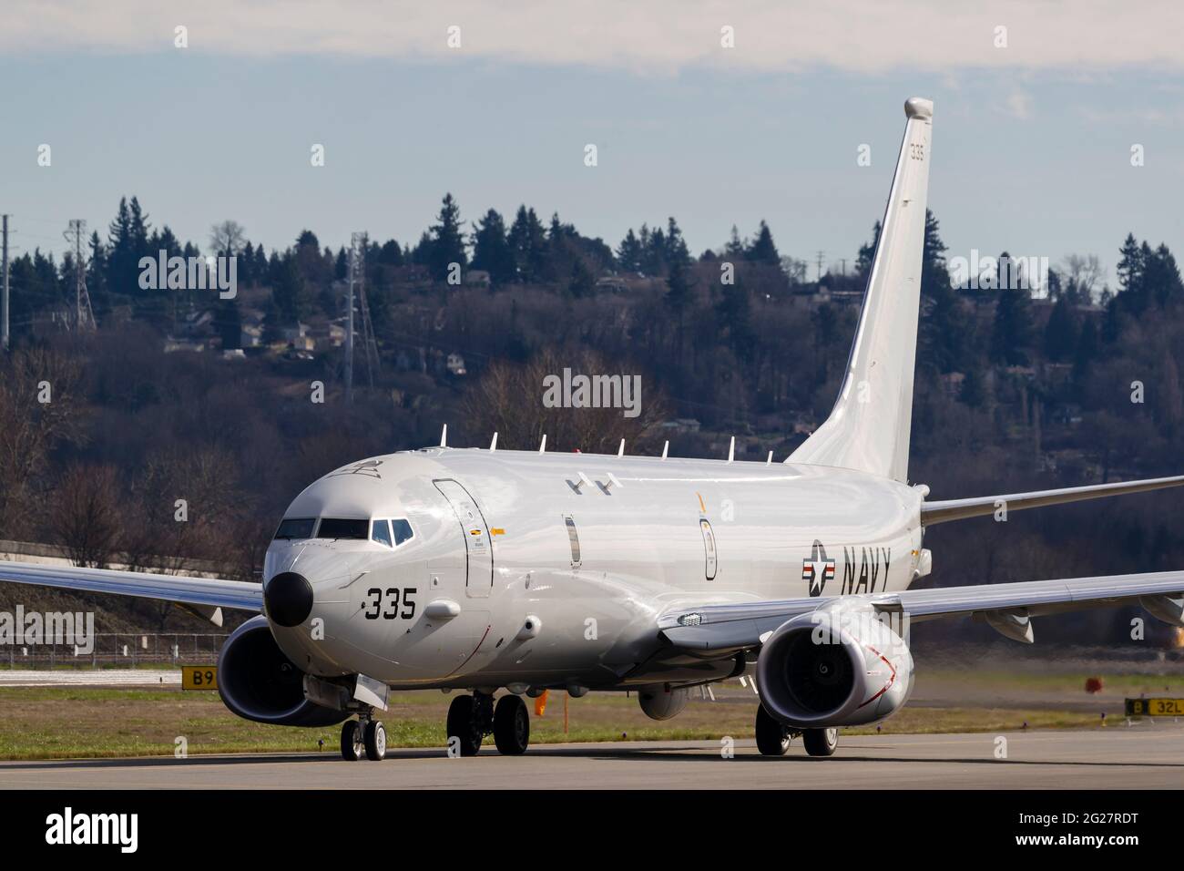 Un US Navy P-8A Poseidon taxi per la partenza. Foto Stock