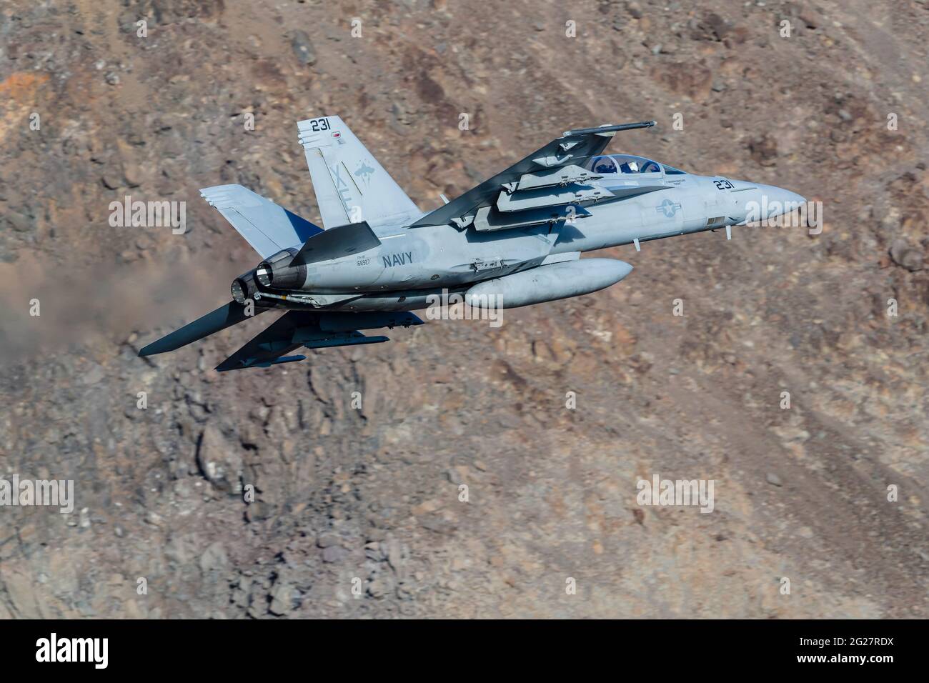 Un US Navy F/A-18F Super Hornet vola attraverso Death Valley, California. Foto Stock