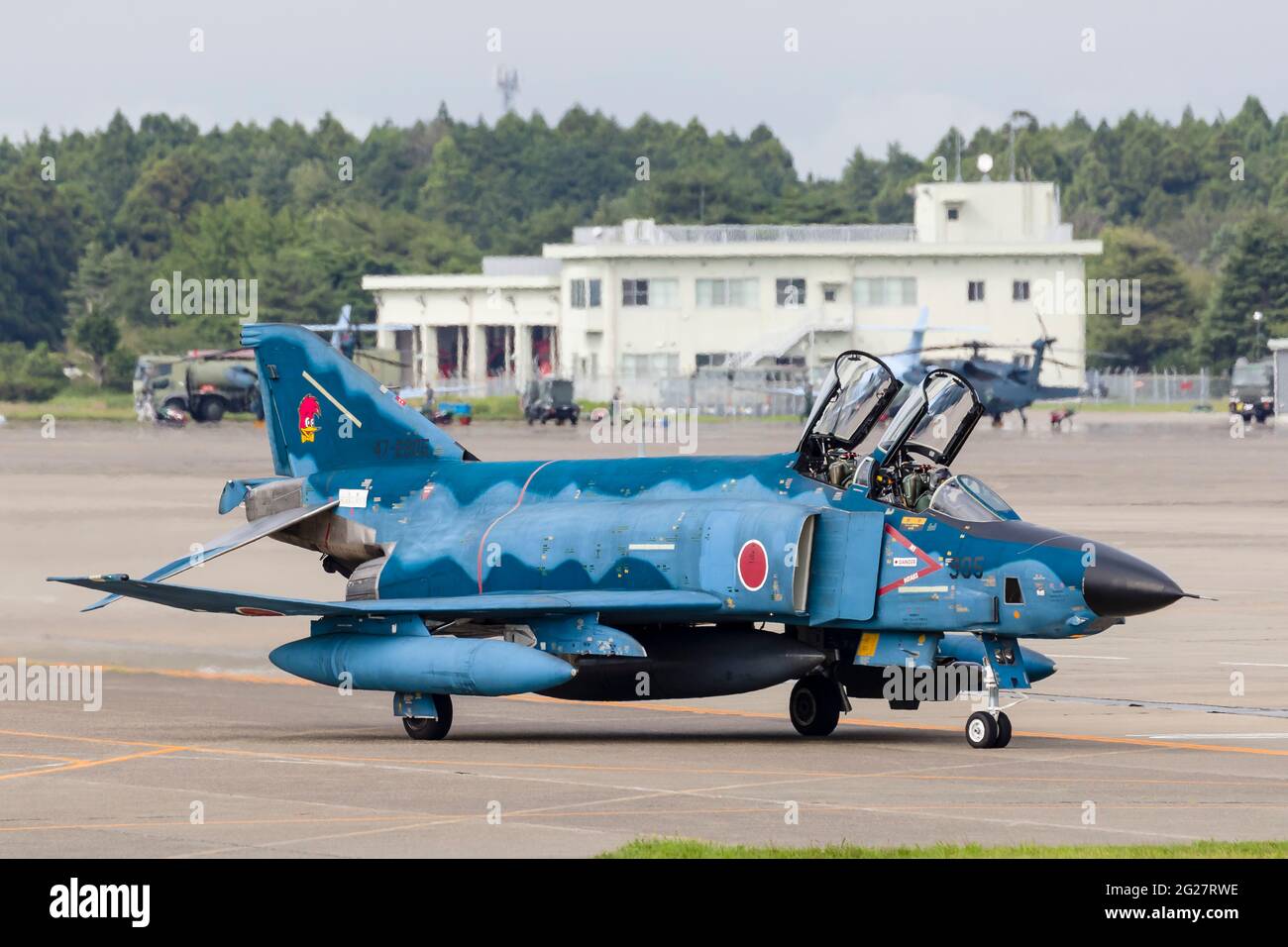 Un fantoccio RF-4E della forza di autodifesa aerea giapponese alla base dell'aeronautica di Hyakuri in Giappone. Foto Stock