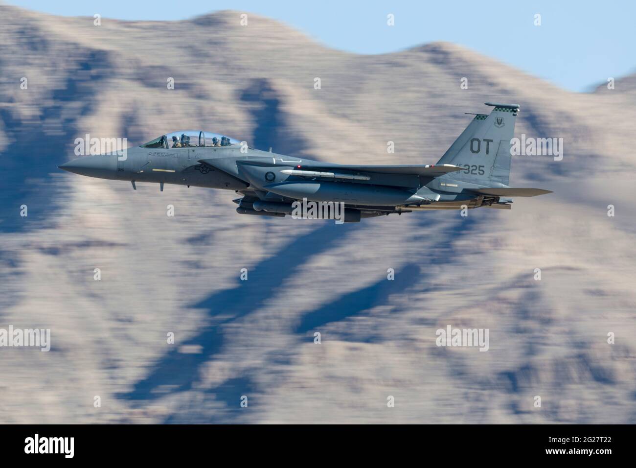 Una US Air Force F-15E Strike Eagle fa una partenza bassa. Foto Stock