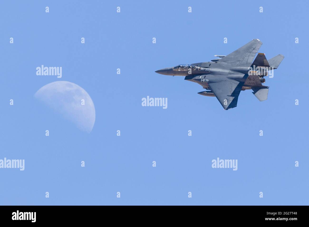 Una US Air Force F-15E Strike Eagles passa la luna alla partenza. Foto Stock