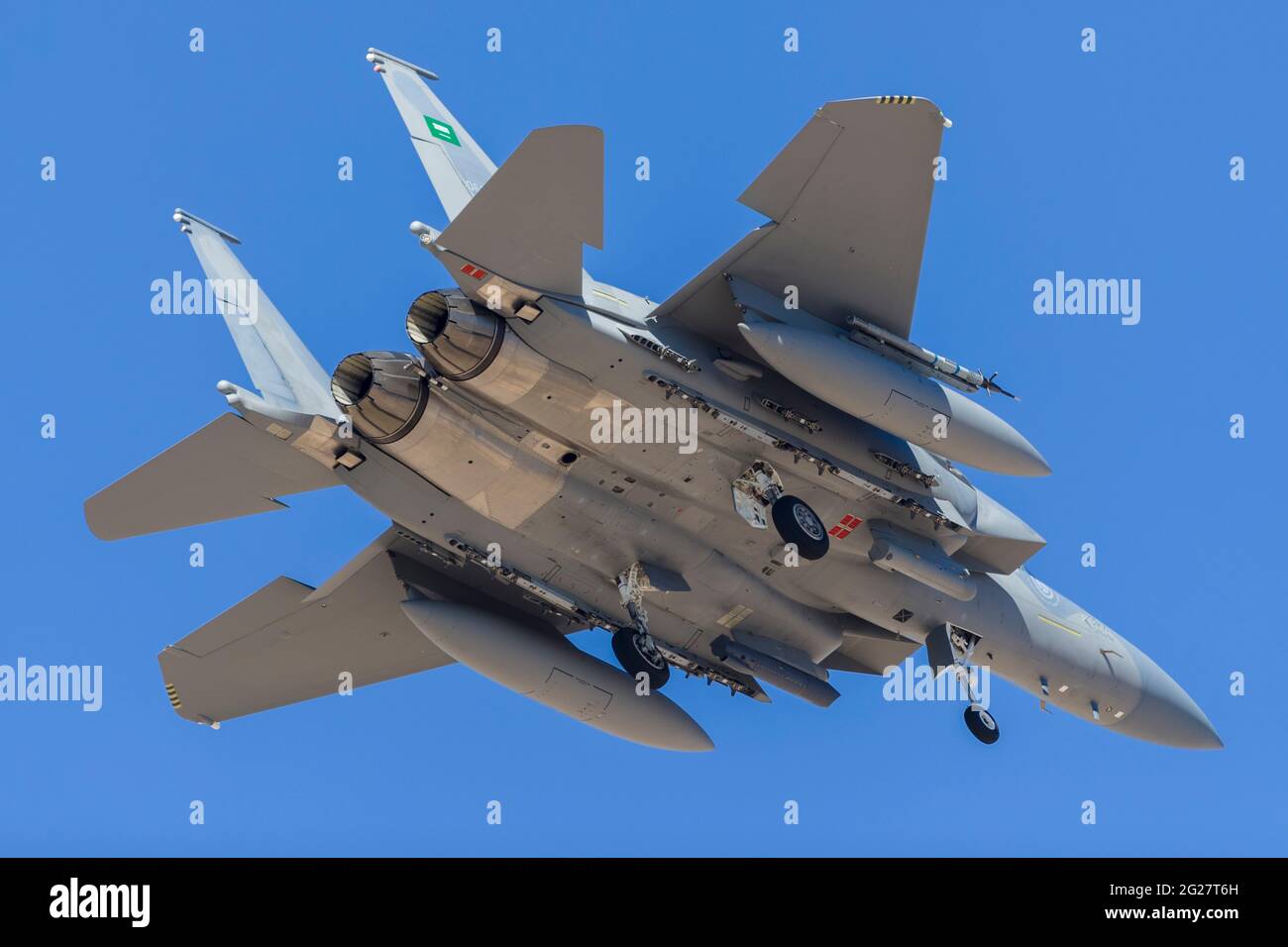 Vista ad angolo basso di una Royal Saudi Air Force F-15SA Strike Eagle. Foto Stock